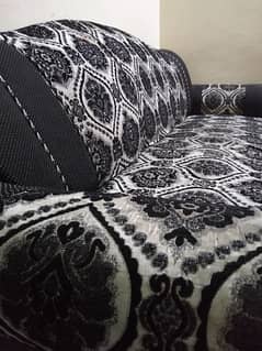 5 seater sofa set in black and white  print
