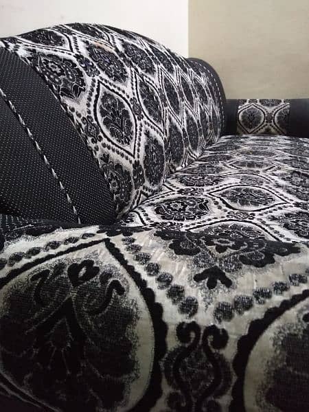 5 seater sofa set in black and white  print 0