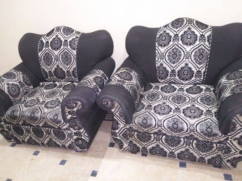5 seater sofa set in black and white  print 2