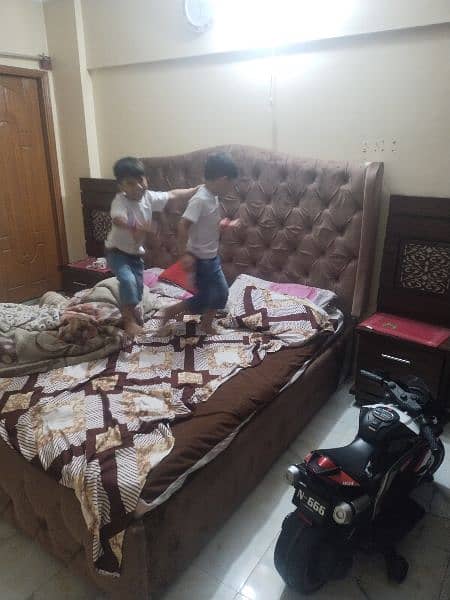 I m selling my king size bed sider n almari three door 0