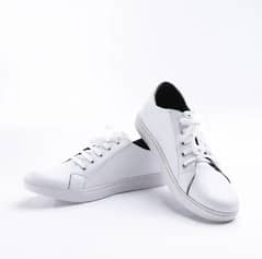 white sneakers size 39