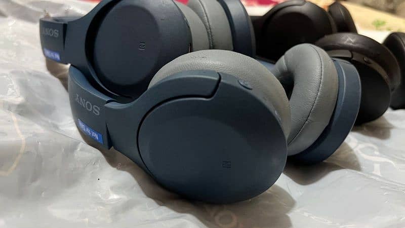 Gaming headphones, Sony.  aux model can b used with aux for gaming 2