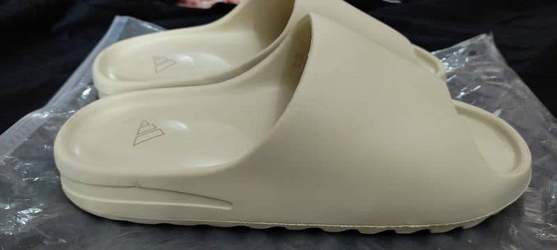 Yeezy Slides / flip flops / slippers 1