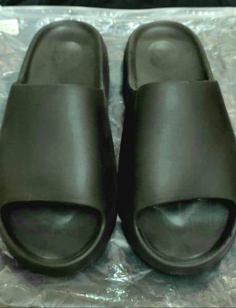 Yeezy Slides / flip flops / slippers 4