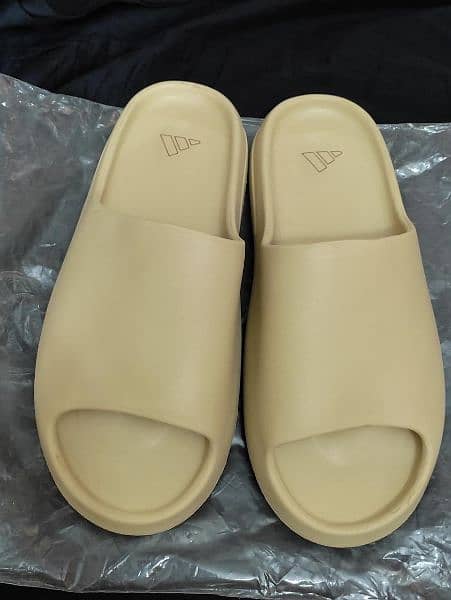 Yeezy Slides / flip flops / slippers 8