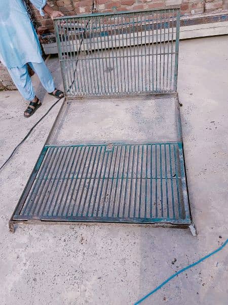 Mugg stand for open area 1