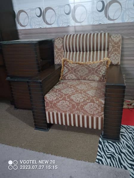 selling sofa 0
