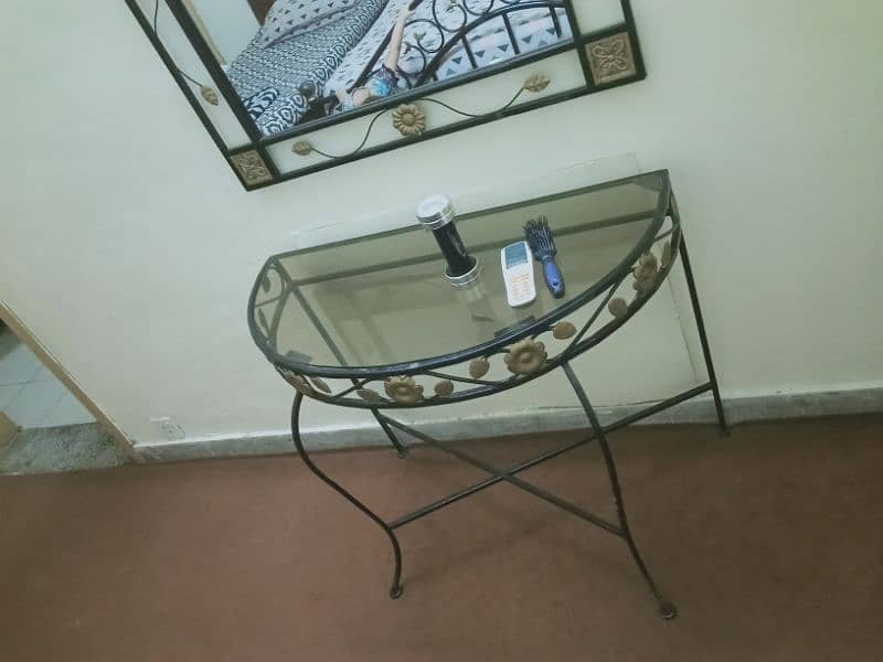 Excellent dressing table and mirror 0