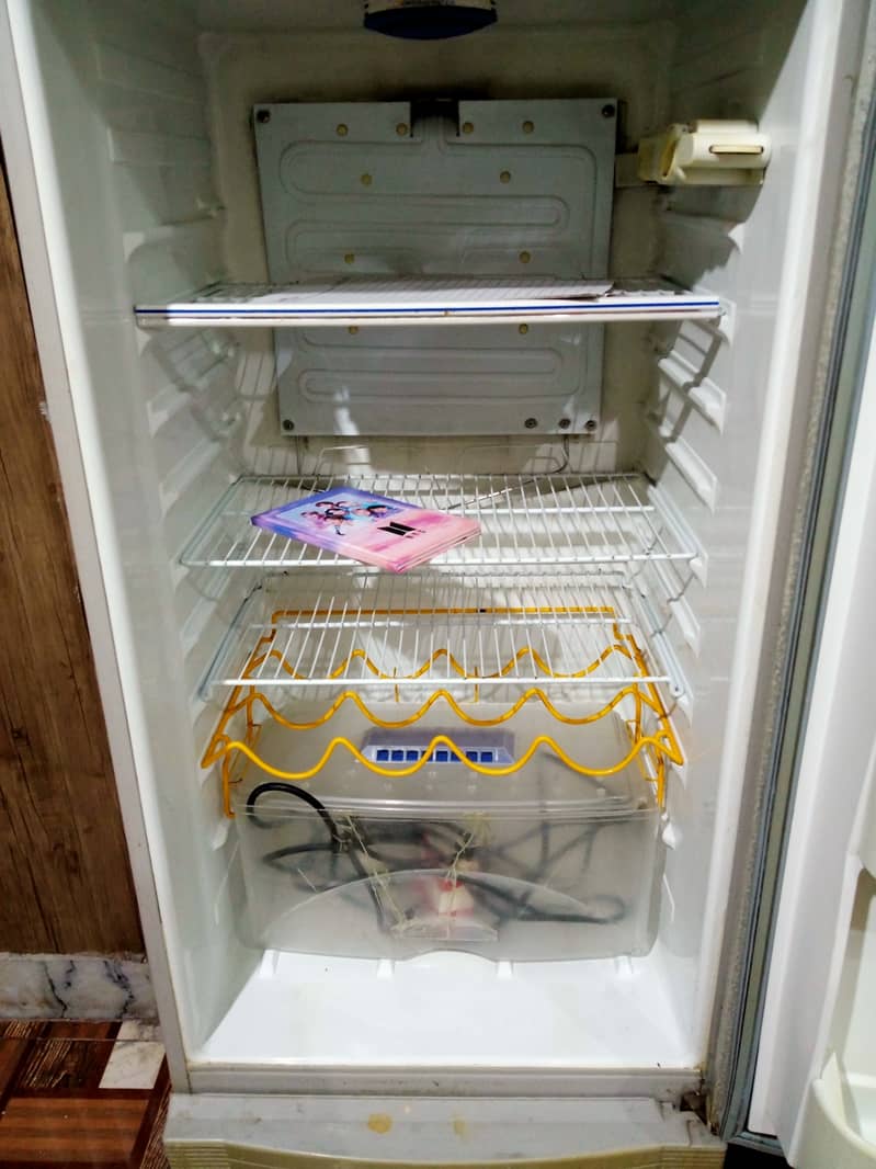 Refrigerator with stabilizer for sale in very good condition 1