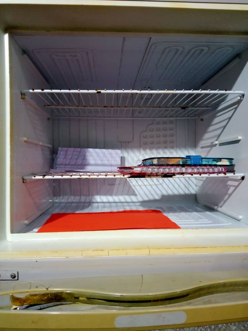 Refrigerator with stabilizer for sale in very good condition 9