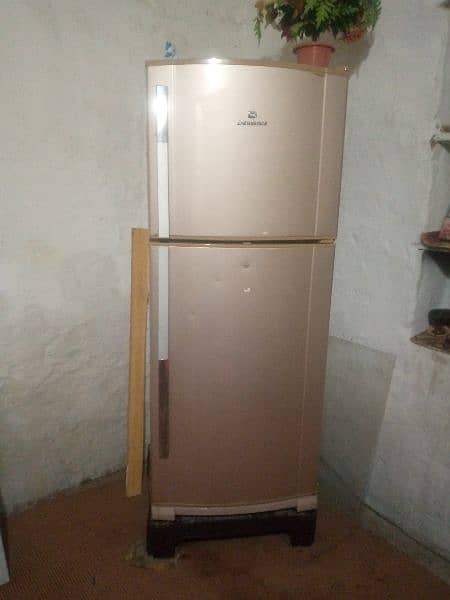 fridge very good condition working is 100% buht kum use hua hai 1