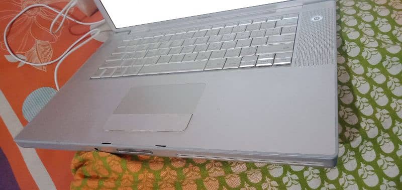 APPLE MACBOOKPRO 1ST VERSION 2006 17"INCH 12