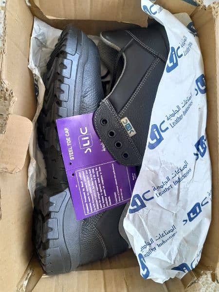 Imported safety outlet shoes