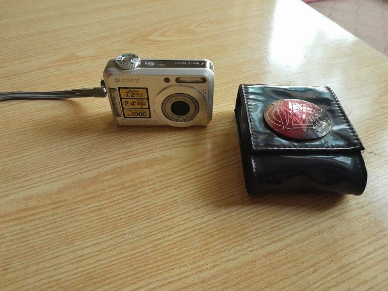 selling my cyber shot camera sony DSC-S700 0