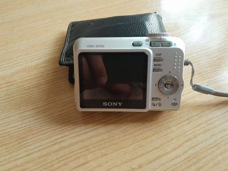 selling my cyber shot camera sony DSC-S700 2
