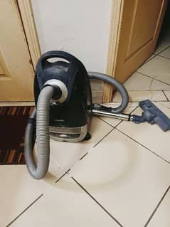 vacuum cleaner. .