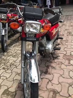 Honda 125 red colour urgent sale Maine kuch dn ply lia pasy zrort hn