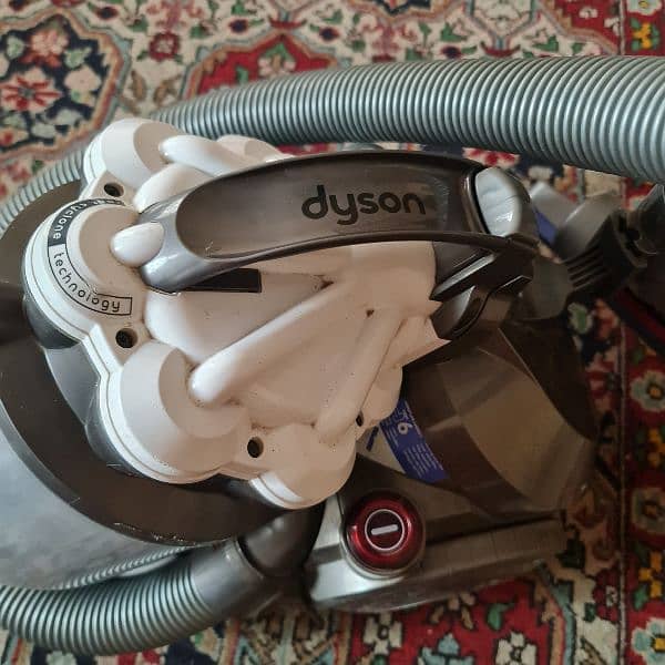 Dyson DC19 Cylinder Vacuum Cleaner lifetime and no bags to buy 1