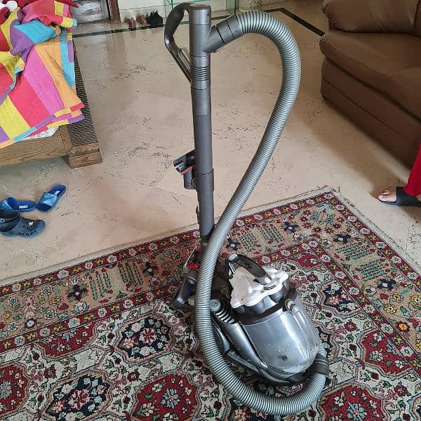 Dyson DC19 Cylinder Vacuum Cleaner lifetime and no bags to buy 3