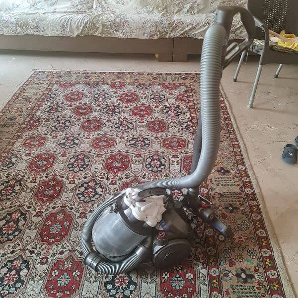 Dyson DC19 Cylinder Vacuum Cleaner lifetime and no bags to buy 4