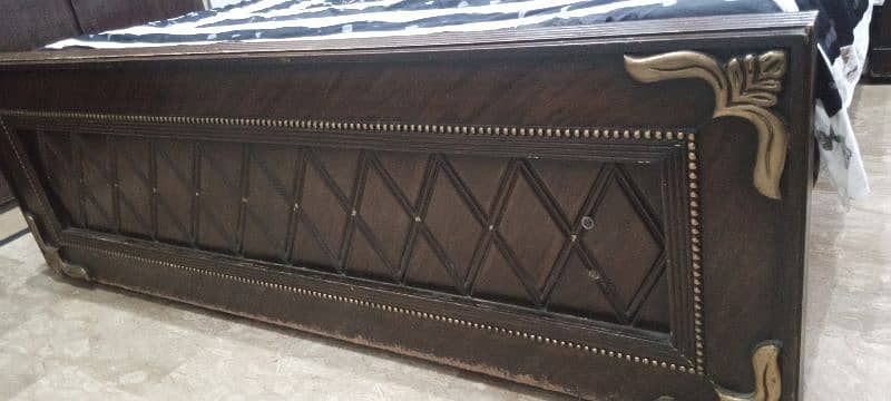wooden bed with sides tables  well condition 6