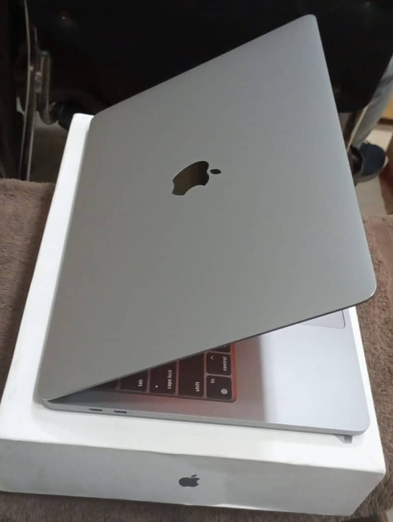 MacBook Pro M1 2020 8GB 256GB 13" MYD82 with Box 11