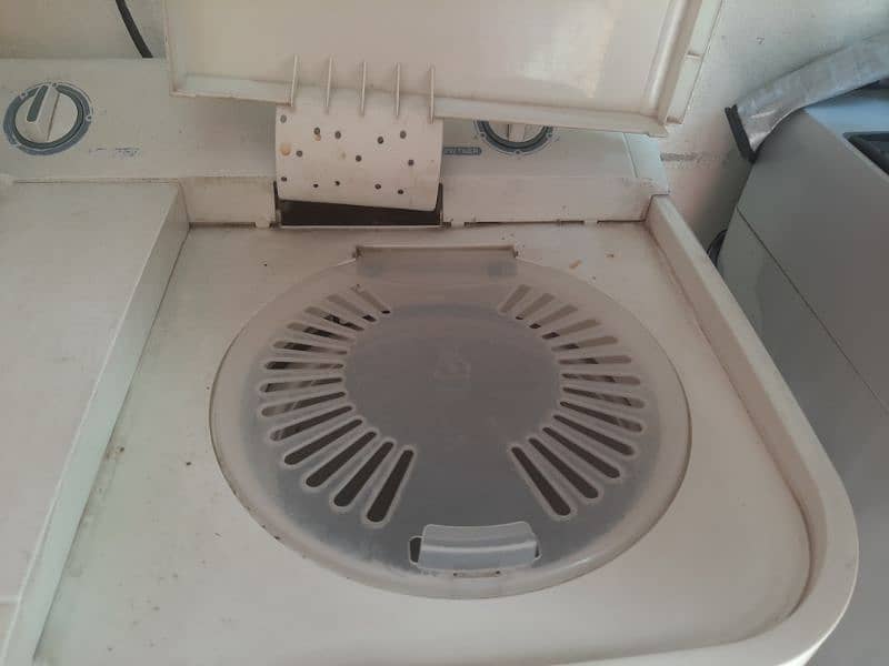 Haier 10kg Twin tub Semi Automatic washing machine 3