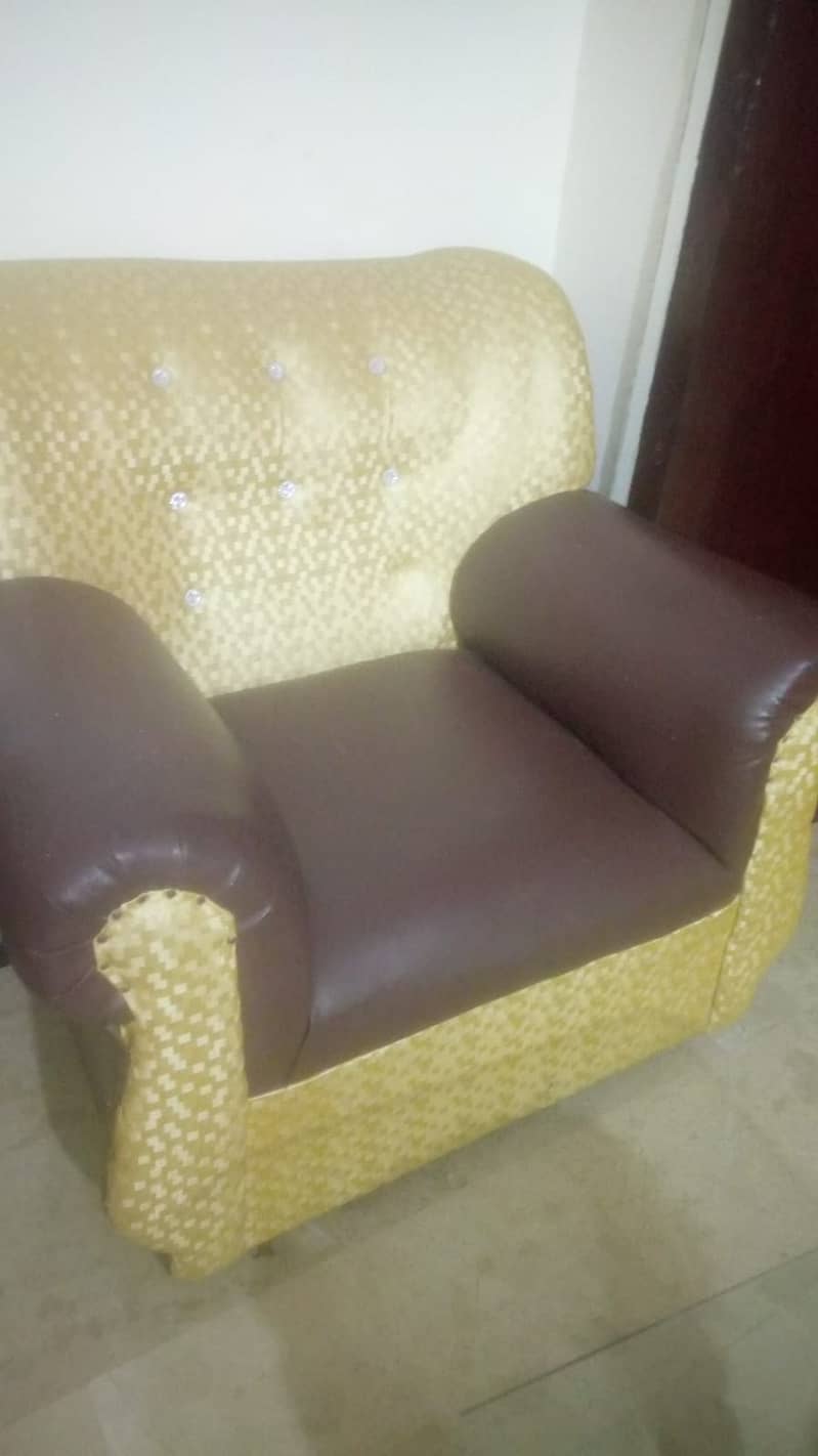 5 Seater Sofa with Excellent Condition 7
