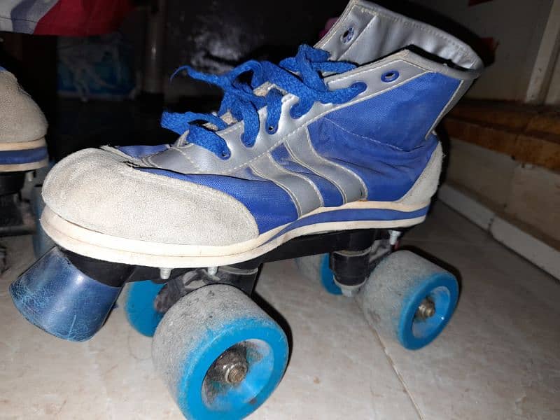4 wheels skating shoes 4