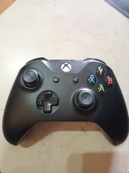 Xbox One X | 1 TB | 4K | 2 Controllers 1