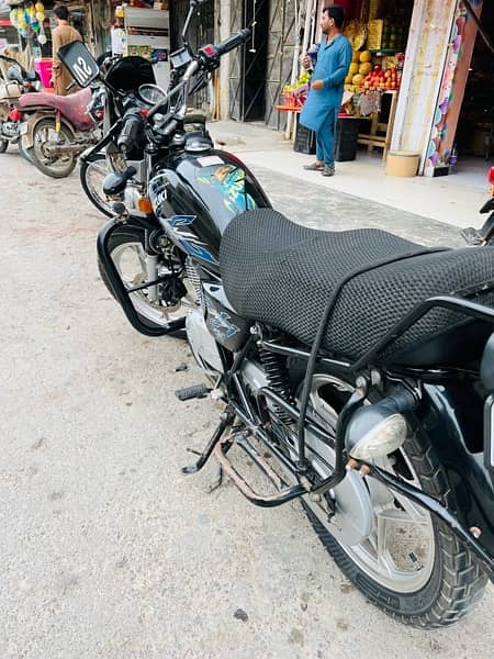 Suzuki GS150 SE black 2