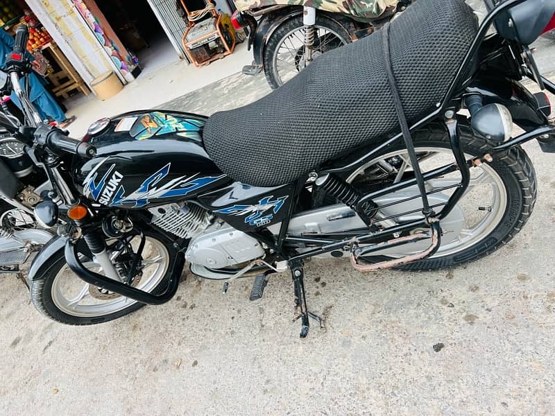 Suzuki GS150 SE black 3