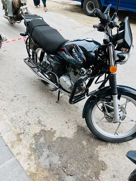 Suzuki GS150 SE black 4