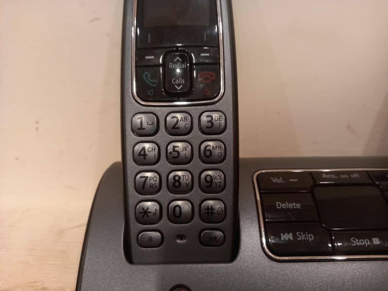 Twin Cordless phone with wireless intercom 4