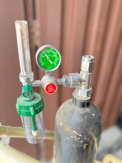 oxygen cylinder with complete setup