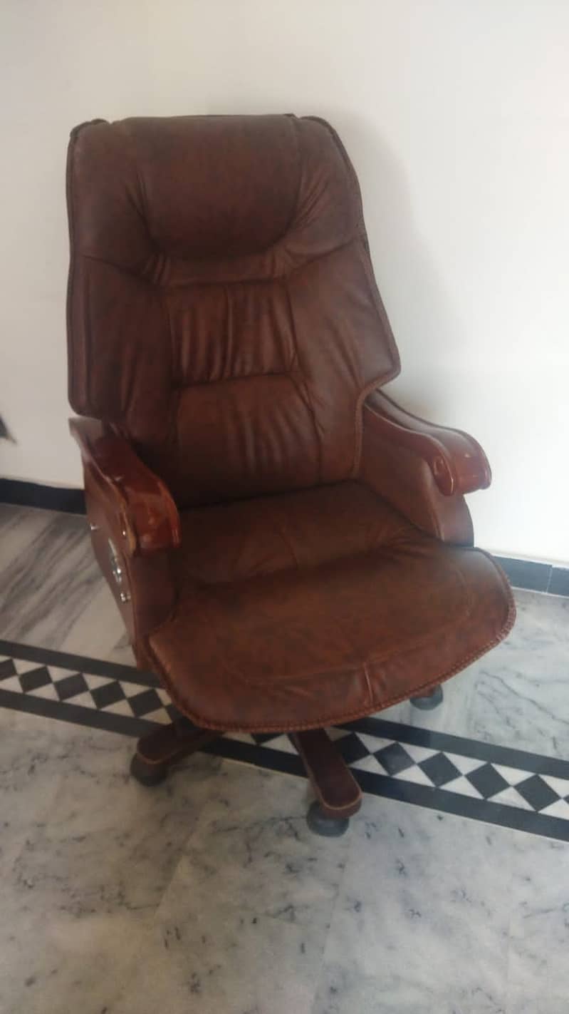 BOSS or CEO CHAIR/Office Furniture 1