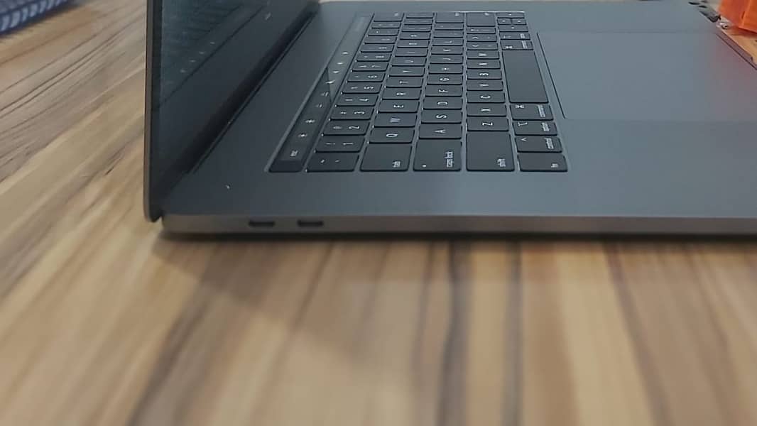 MacOS Monterey (15-inch, 2019) core i7 14