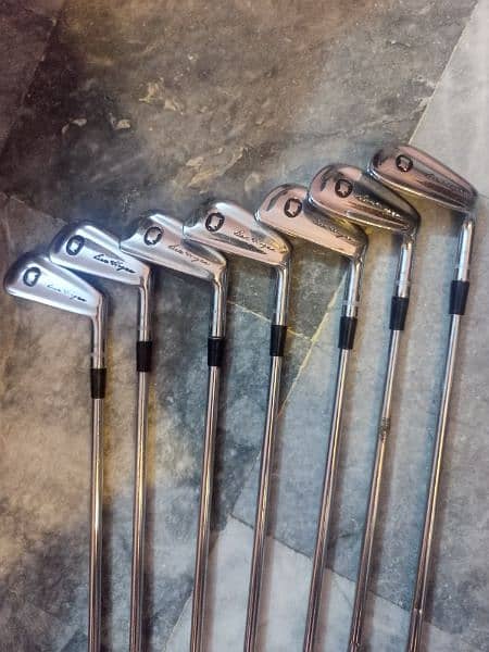 Ben hogan apex 2 irons set and 1 wood, right hand. Old model, 8 Clubs 7