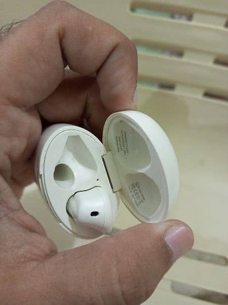Bluetooth Earbuds In Good Condition 4