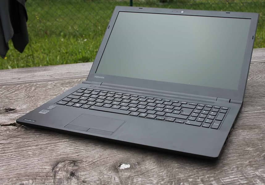 Toshiba R-50 Satellite Pro - Professional Laptop 0