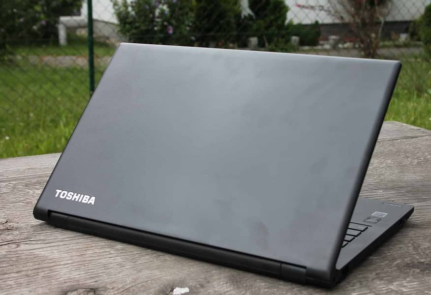Toshiba R-50 Satellite Pro - Professional Laptop 1