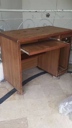 computer table in good condition