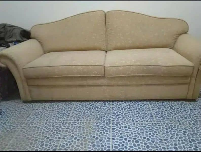 Beautiful big size 3 seater sofa available for sale in Karachi 1