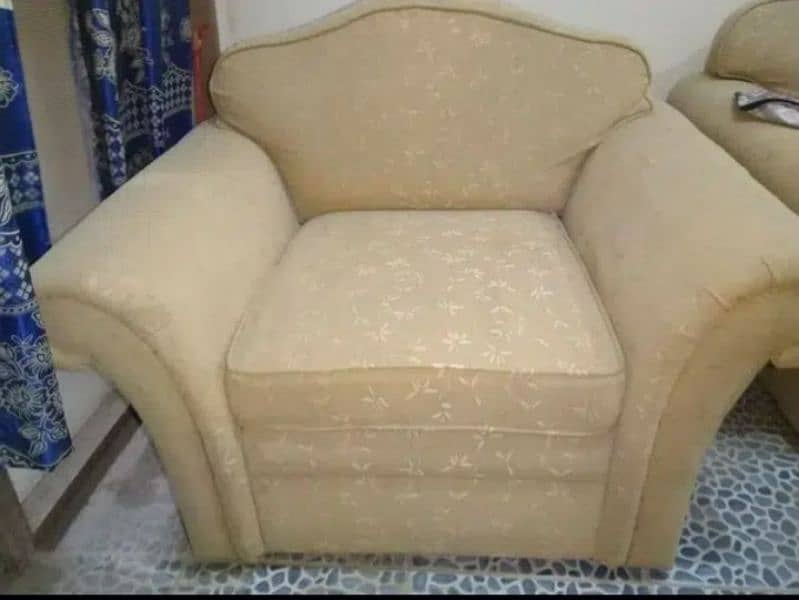 Beautiful big size 3 seater sofa available for sale in Karachi 3