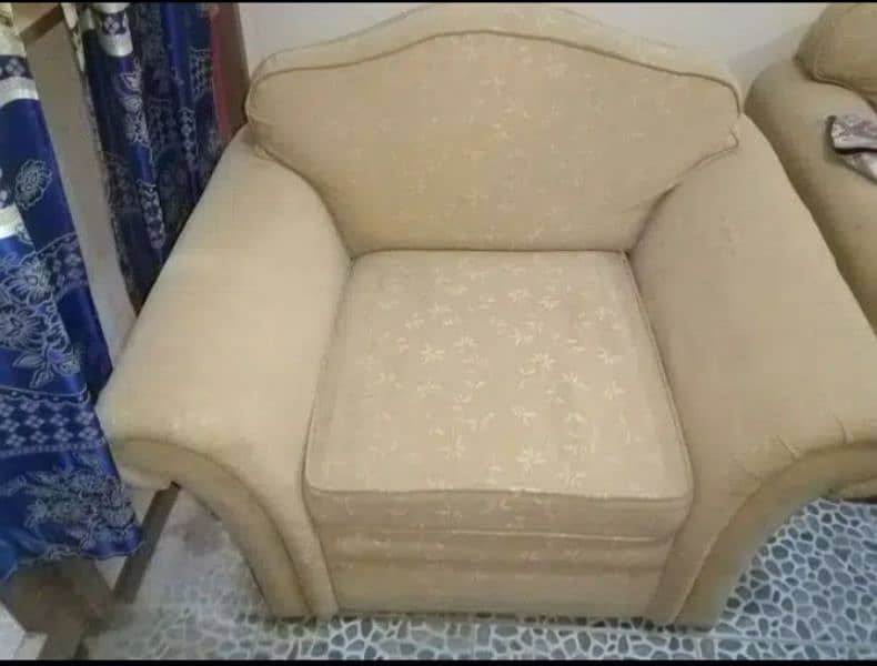 Beautiful big size 3 seater sofa available for sale in Karachi 4