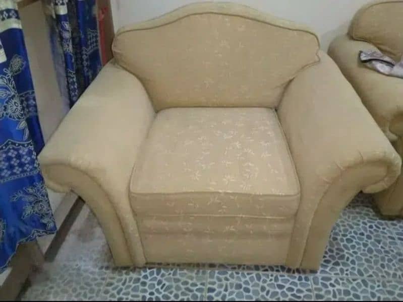 Beautiful big size 3 seater sofa available for sale in Karachi 5