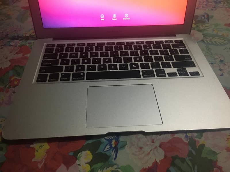 MacBook Air 2011 Core i5 - Ultra Slim and light weight 3