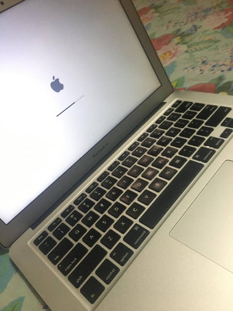 MacBook Air 2011 Core i5 - Ultra Slim and light weight 0