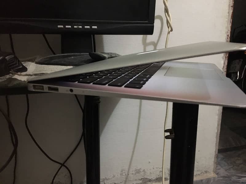 MacBook Air 2011 Core i5 - Ultra Slim and light weight 4