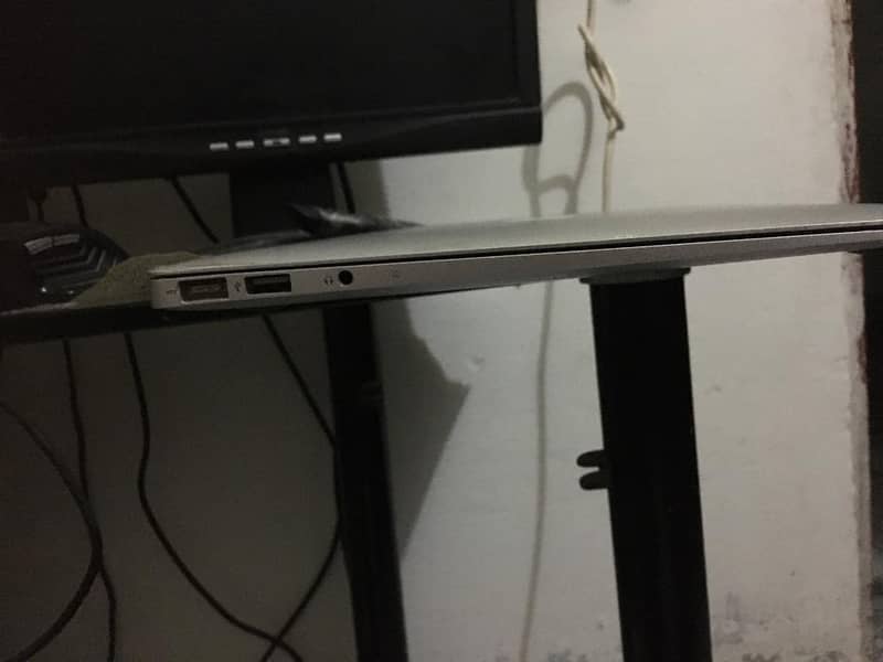 MacBook Air 2011 Core i5 - Ultra Slim and light weight 6